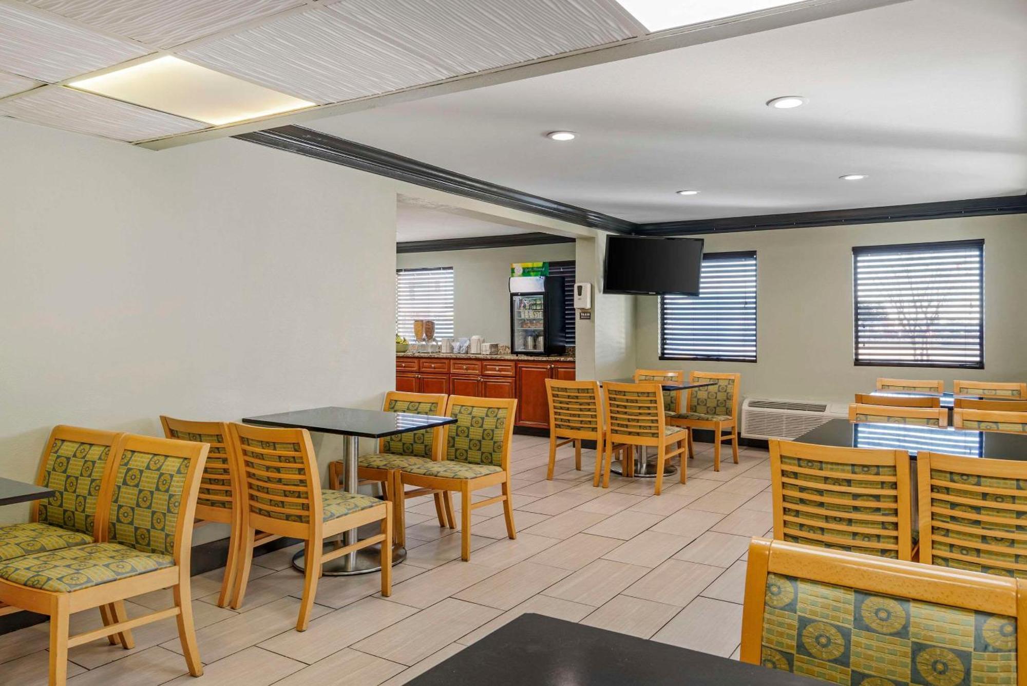 Quality Inn & Suites Morrow Atlanta South Exterior photo